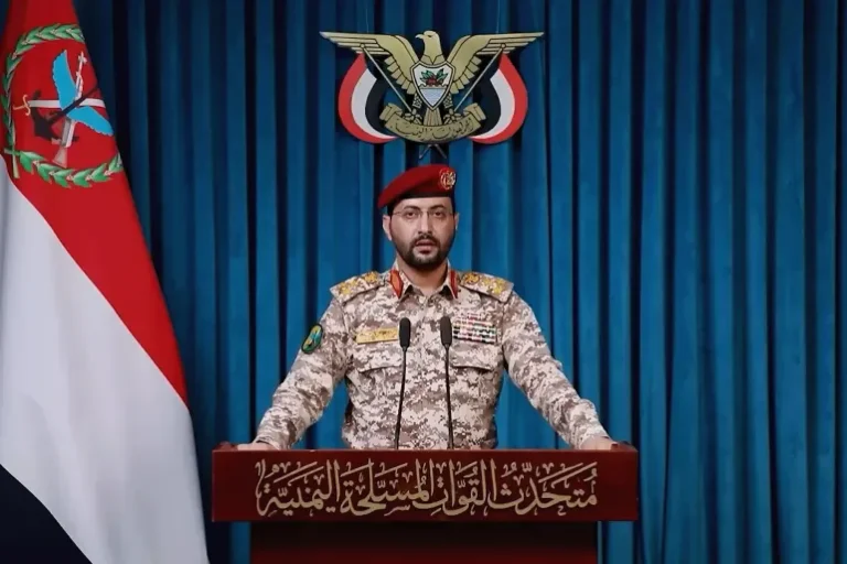 الحوثيون يعلنون استهداف وزارة الدفاع السعودية في الرياض بصاروخ باليستي